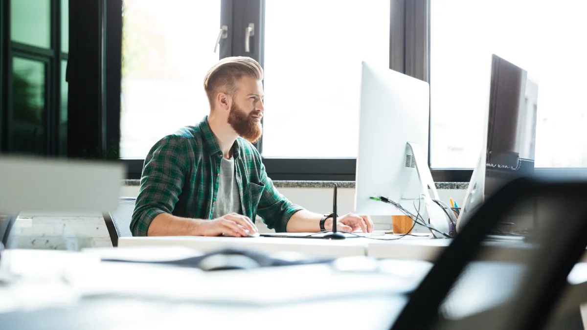 Inginer analizand date tehnice la calculator pentru simulare si analiza cu elemente finite FEA