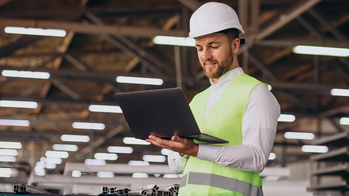 Inginer industrial verificând datele de scanare 3D pe un laptop într-o fabrică pentru procesul de inginerie inversă.