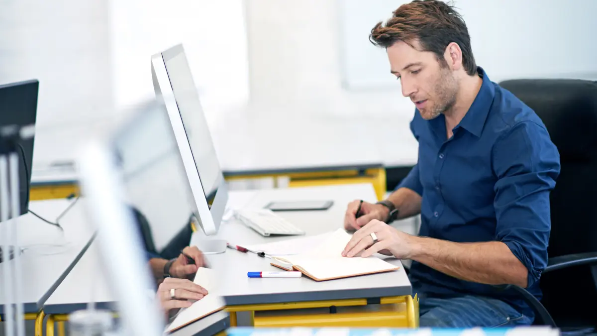 Inginer manager analizează documentația tehnică și rezultatele optimizării structurale pentru un proiect industrial